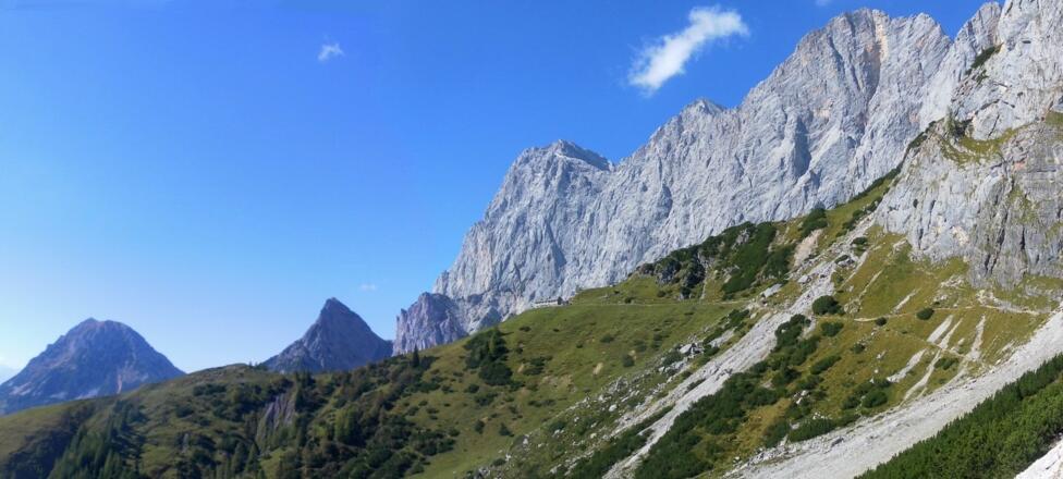 Dachsteinsüdwandhütte unter Torstein, links davon Raucheck und Rötelstein