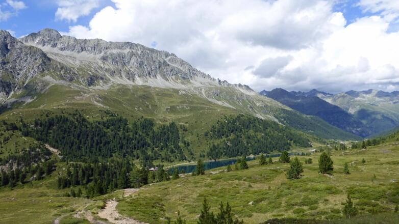 Blick zurück zum Obersee; oben links das Almerhorn in den Rieserfernern