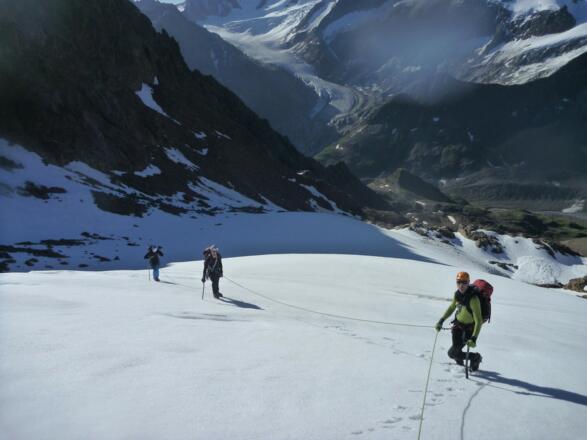 In Gletscherseilschaft über den Eiskastenferner.