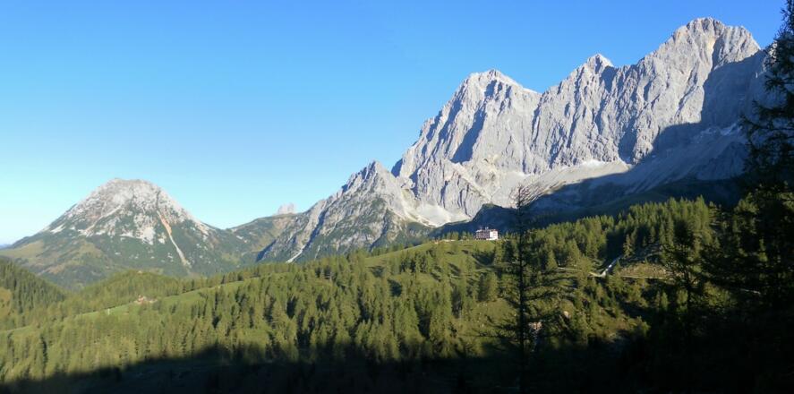 Rötelstein, Bischofsmütze, Raucheck, Torstein, Mitterspitz und Dachstein von der Austriahütte
