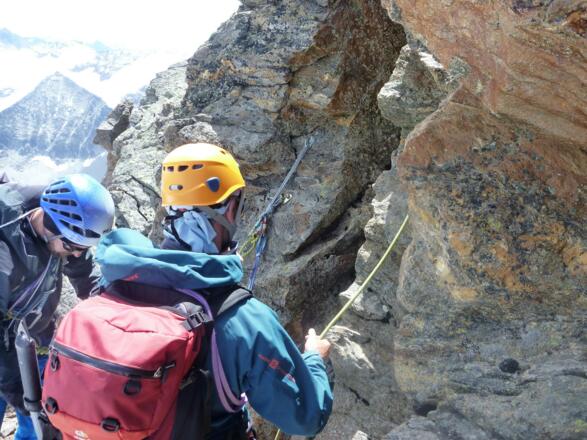 Der besagte Standplatz ist mit zwei Bohrhaken augestattet und zum Abseieln vorbereitet. Wegen der Brüchigkeit sollte der &quot;Führer&quot; auf Abseilen verzichten und abklettern.  