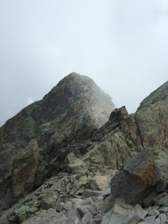 Blick zur Scharte und Gipfelaufbau