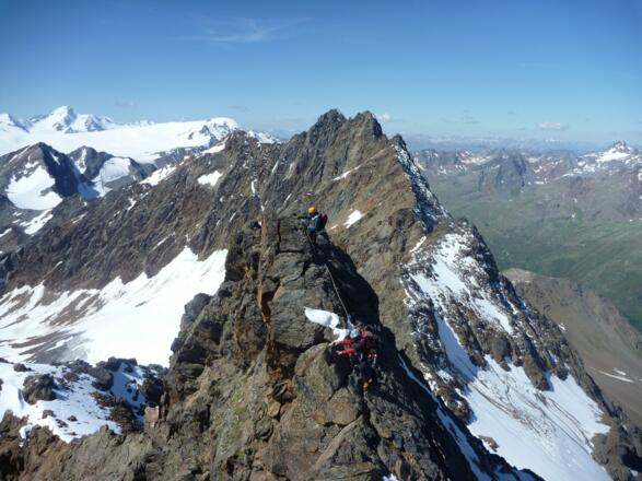 Mehrmals im Verlauf der Tour muss kurz abgeklettert werden. Der &quot;Führer&quot; bleibt in diesem Fall oben und sichert seinen Teilnehmer.