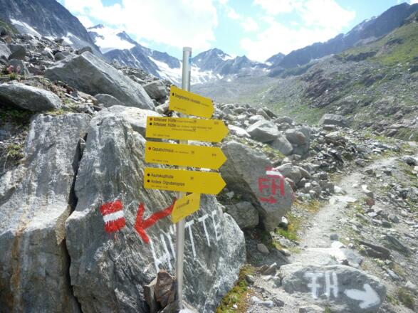 Kurz nach der Hütte die erste Weggabelung, wir bleiben rechts, ...