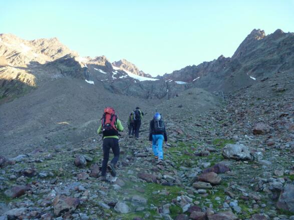 Mit zunehmender Höhe wird das Gelände blockiger und die ideale Wegfindung etwas ansprucsvoller. Die markante Felsbarriere wird im rechten Teil durchstiegen. 