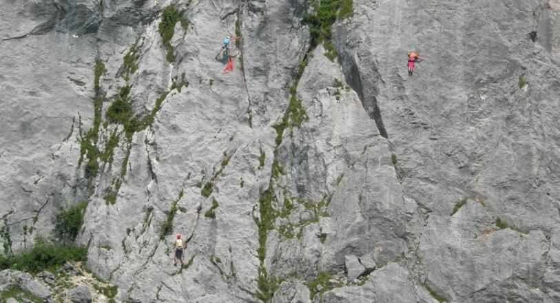 Die linke Seilschaft befindet sich in der 1. Seillänge.