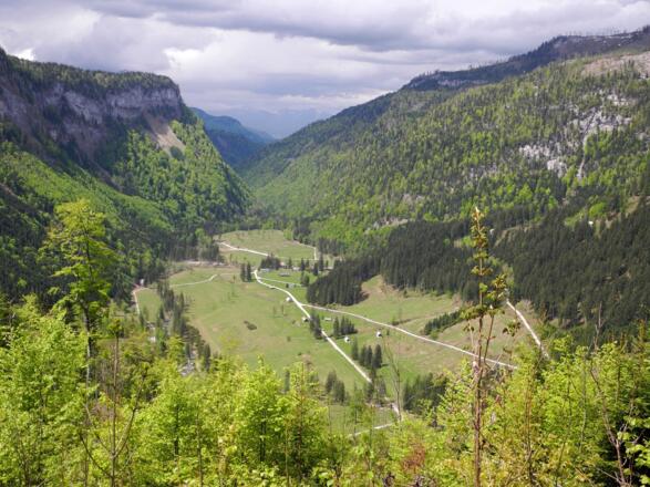 Beim Abstieg ins Tal hat man die Rettenbachalm vor sich (6.Mai 2012)