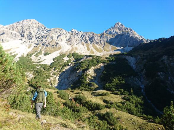 Blick von der Heinrich-Hueter-Hütten Seite auf die Zimba (rechts) und links davon das Zimbajoch. Gut zusehen ist der Abbruchbereich oberhalb dessen der Weg vom Zimbajoch verläuft.