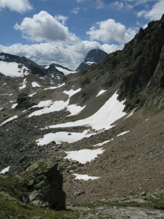 Blockgelände mit Firnfeldern auf dem Weg von der Radschulter zum Radsattel