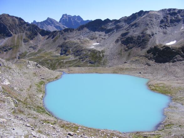 der Krachelsee in smaragdgrün, im Hintergrund Scheibler und Kuchenspitze, vor dem Scheibler das Gstanzjoch