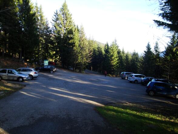 Das große Parkgelände - hinter dem vorderen Parkplatz gibt es noch zwei weitere Parkplätze