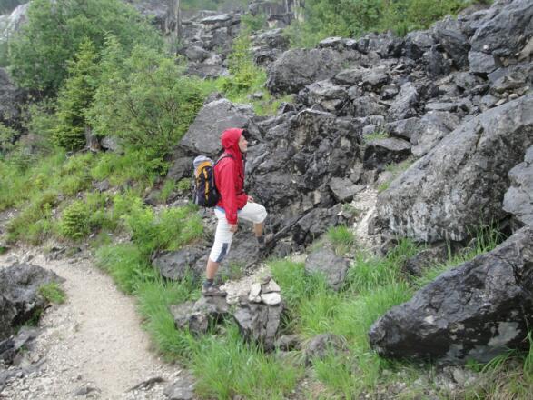 Steinmänner markieren die beste Zustiegsmöglichkeit vom Wanderweg zur Wand
