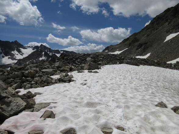 Eines der Firnfelder im Wechsel mit Blockgelände