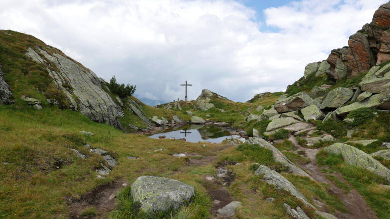 Erster Blick auf das Gipfelkreuz der Breitspitze 