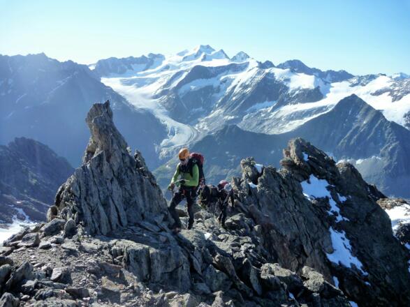 Am Beginn des Südgrates. Weiter entweder seilfrei oder in Kletterseilschaften. Großes Kino: der Blick auf die Wildspitze.
