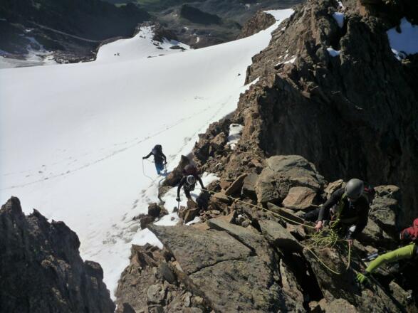 ... erreichen den Grat.