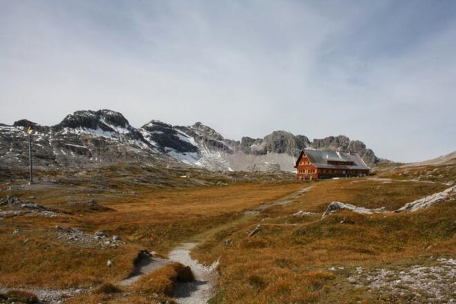 Göppinger Hütte mit Johannesköpfen im Blickfeld