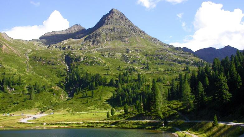 Start am Obersee; über dem Parkplatz li. verläuft durch das Weißenbachtal der Aufstieg