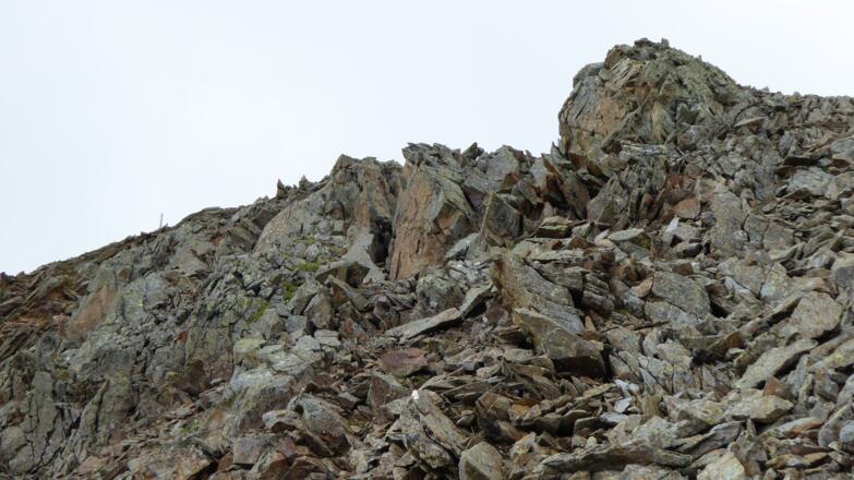 Durch die steinige Wüste verläuft der letzte Teil des Aufstiegs