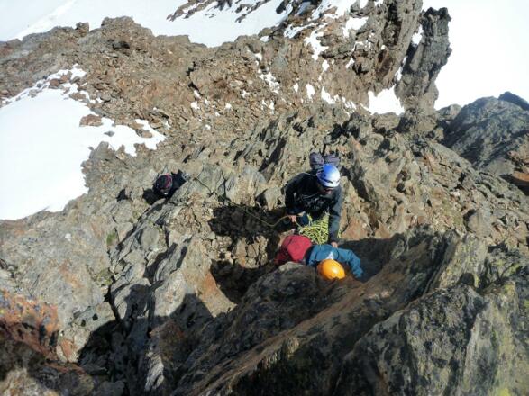 Der Ostgrat ist stellenweise brüchig und erfordert daher besondere Achtsamkeit. Die brüchige Steilstufe hier kann gut gesichert werden (Bohrhaken), von Abseilen ist hier abzuraten.