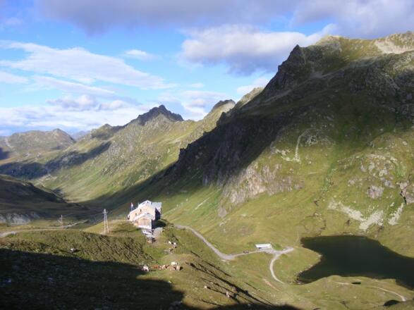 die Heilbronner Hütte oberhalb der Scheidseen