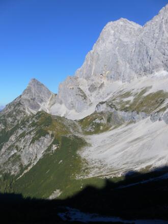 Tor zwischen Raucheck und Torstein, davor der Marstein von der Dachsteinsüdwandhütte