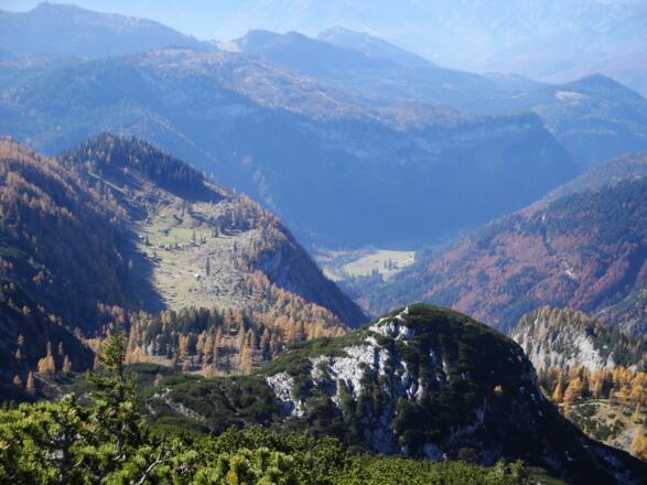 Schwarzenbergalm (mit Ischler Hütte) und Rettenbachalm beim Aufstieg zum Schönberg gesehen