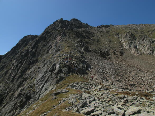 der letzte steile Anstieg, etwas nach rechts ist das Gipfelkreuz zu sehen