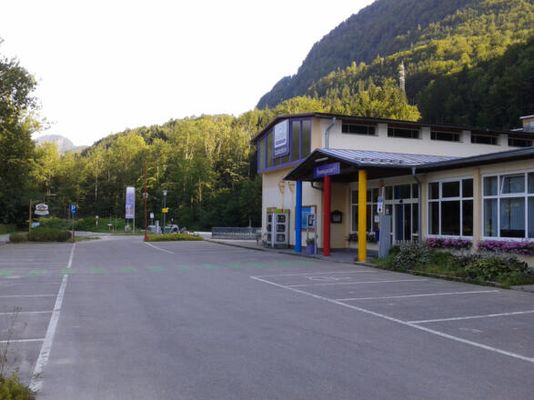 Bei der Talstation der Katrin Seilbahn gibt es einen großen Parkplatz (€ 4.-Tagesgebühr), jedoch Rückvergütung beim Kauf einer Seilbahnkarte