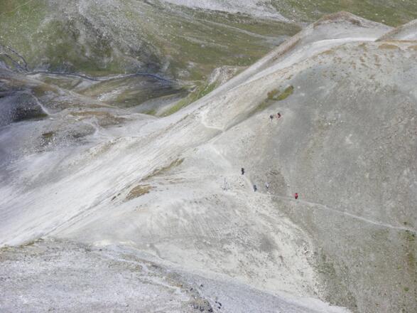 Tiefblick von der Gaisspitze auf das Muttenjoch 