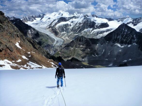 ... geht&#039;s über den Eiskastenferner und in der Aufstiegsspur talwärts. 