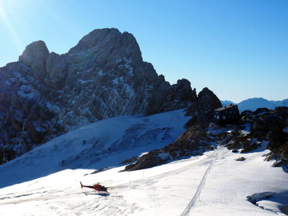 Tiefblick zu den Dirndln und zur Hütte