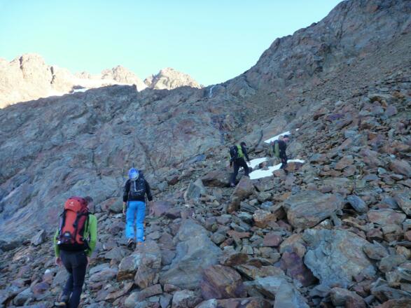 Im Blockgelände rechts empor, ....
