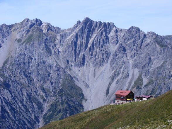 die Kaltenberghütte vor den Gipfeln des Lechquellengebirges