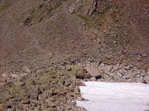 Schneefeld im August am Kuchenjoch, links im Bild die deutliche Pfadspur aus dem Fasultal herauf
