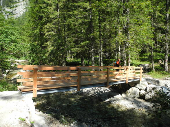 Beim Beginn des Naglsteiges überqueren wir den Rettenbach auf einer schmalen Brücke