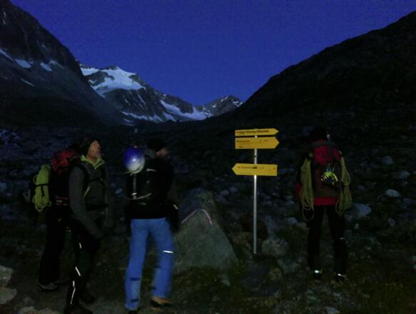 04:00 Uhr Frühstück, 04:30 Uhr Aufbruch. Die Dämmerung reichte aus, um ohne Stirnlampe zu gehen.