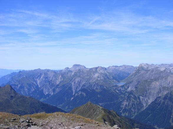 der Formarinsee und die rote Wand im Lechquellengebirge von der Krachelspitze aus gesehen