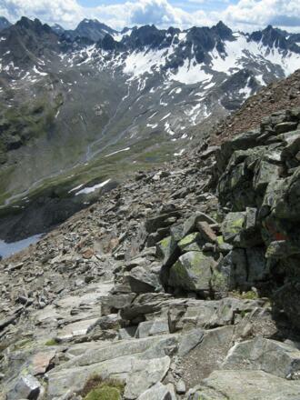 Wegspur im Abstieg vom Hohen Rad mit Blick ins Bieltal (Talende)