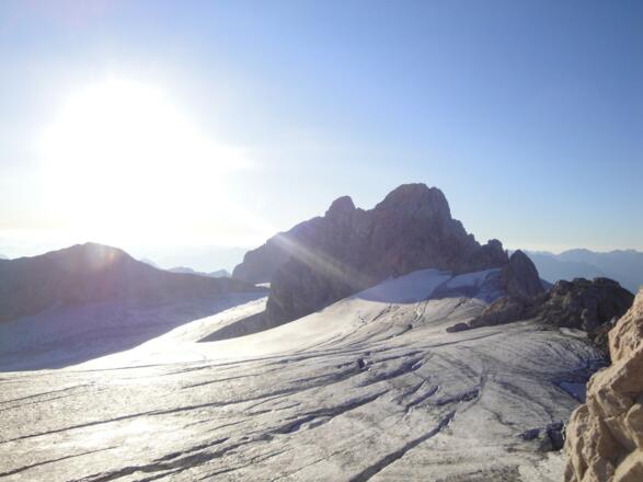 Blick nach unten zum spaltenreichen Gletscher
