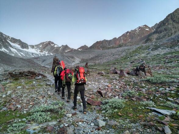 Nach einem knappen Kilometer taleinwärts ein &quot;Kraftplatz&quot; mit großem Steinmann. Kurz danach ... 