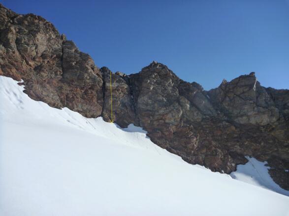 Beim Aufstieg haben wir einen guten Einblick in die Scharte und die spätere Abseilstelle (Pfeil).