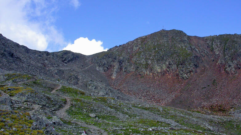 Blick zurück zur Roten Wand; die Bezeichnung des Gipfels ist nachvollziehbar