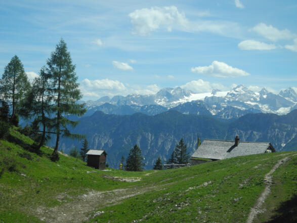 Katrinalmhütte mit Dachstein- bei der Auffahrt mit der Seilbahn fotografiert.