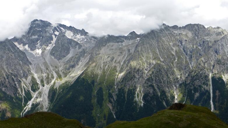 links der Hochgall und rechts die Ohrenspitzen in den Rieserfernern
