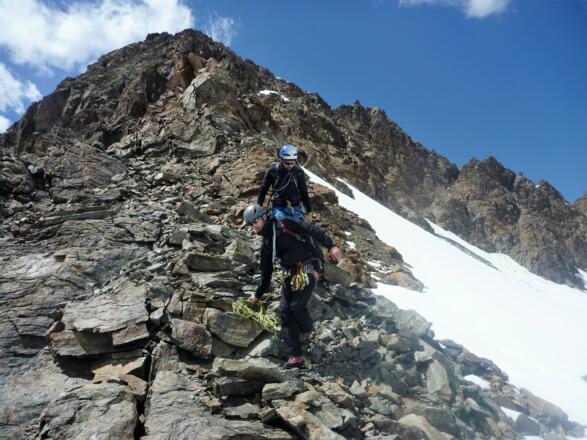 Zwei Seilschaften im Abstieg, die untere ist nur mehr wenige Meter vor der Scharte, von der auf den Gletscher abgeseitl wird. 