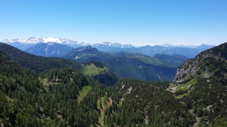 In Bildmitte die Schwarzenbergalm mit Ischlerhütte