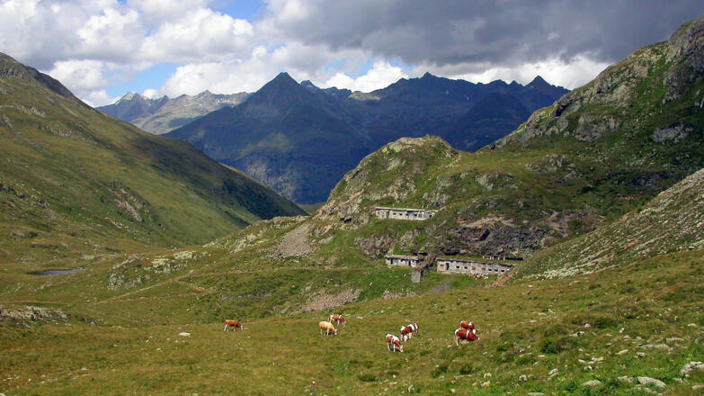 Vorbei an den hässlichen Gebäuden vergangener Zeiten erreichen wir bald das Gsieser Törl; Blick zum Panargenkamm