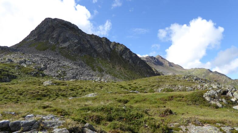 rechts hinten die Rote Wand