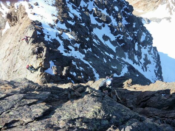 Der Partner unten sichert an einem Bohrhaken, dazwischen gibt es einen Normalhaken und auch Klemmkeile lassen sich gut legen.